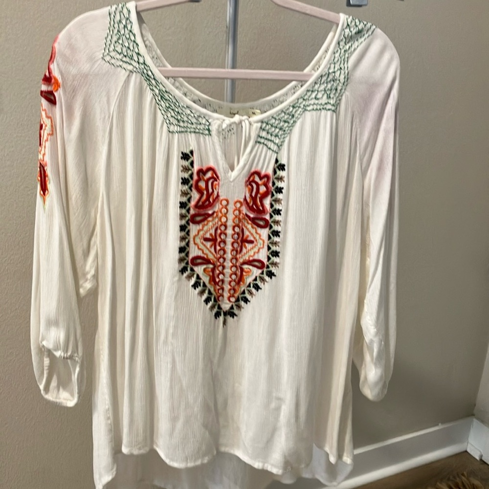 Hagel Embroidered pleasant blouse high low